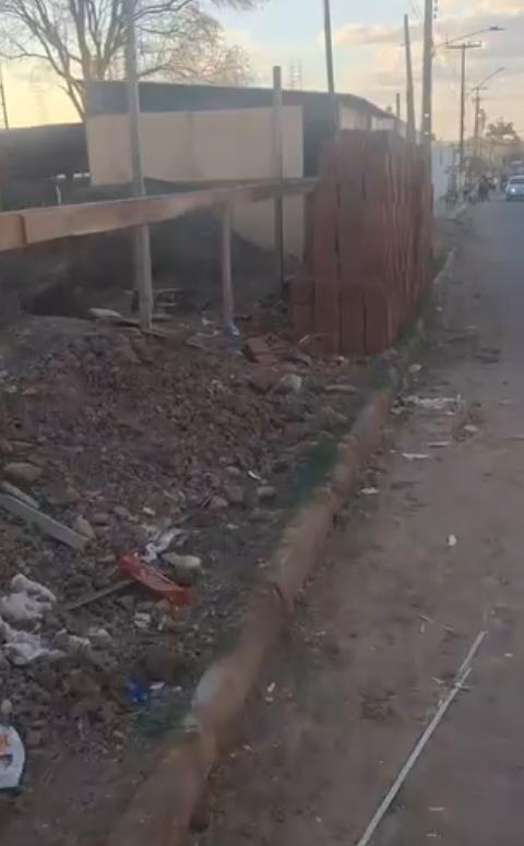 Leitor reclama de calçadas tomadas por lixo e obras no bairro AABB