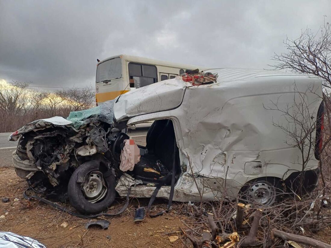 Motorista de ambulância morre em colisão no Sertão de PE 1 Motorista de ambulância morre em colisão no Sertão de PE - Foto: Divulgação/PRF