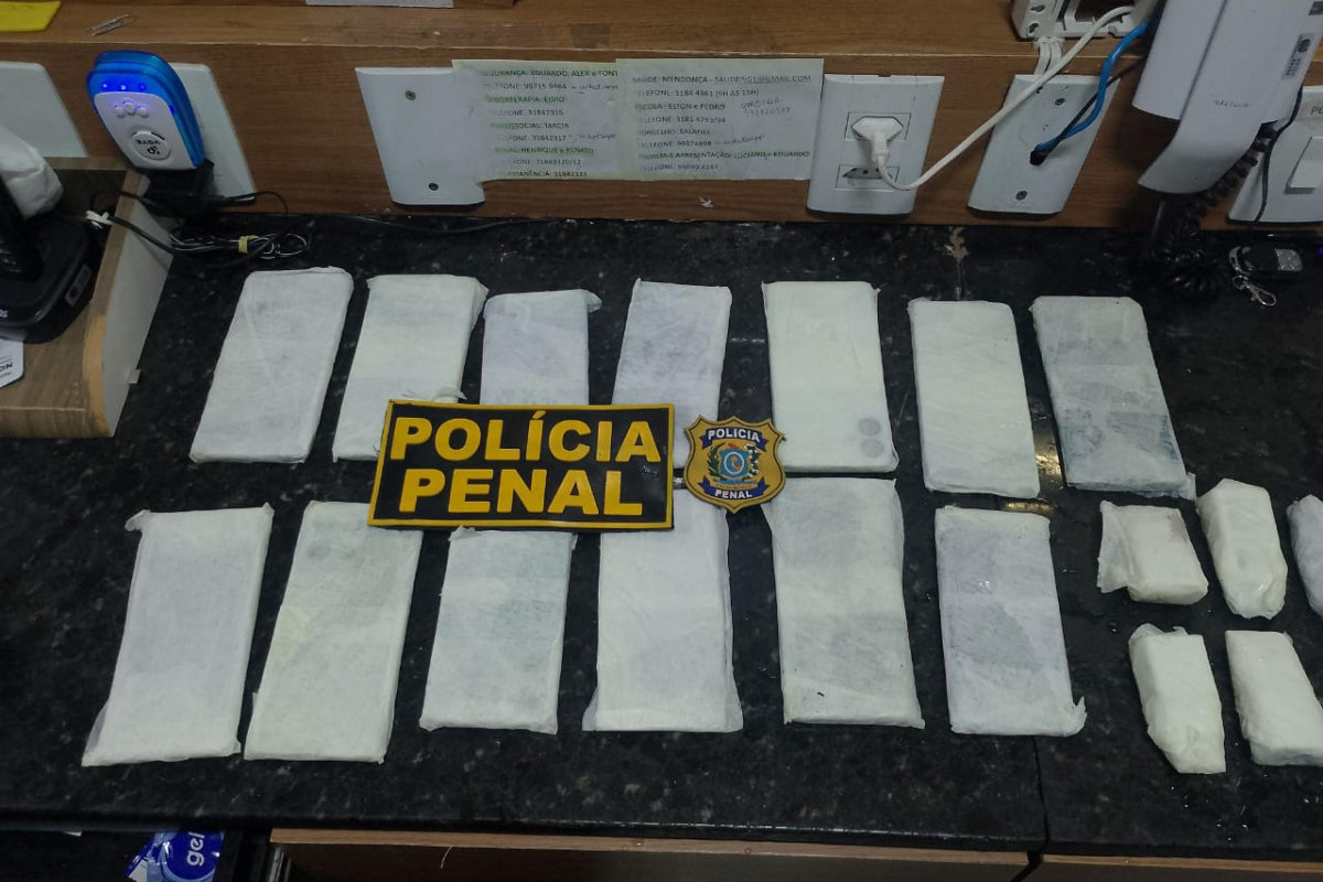 Mulher é detida após levar 8 celulares para presídio em PE 1 Mulher é detida após levar 8 celulares para presídio em PE - Foto: Divulgação/SEAP