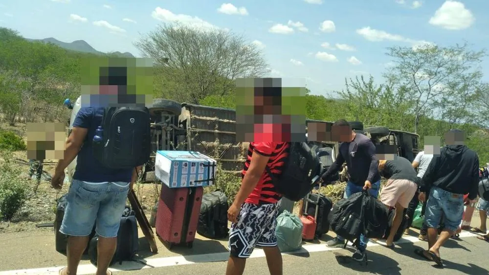 Ônibus tomba nesta 6ª na PE-360, em Floresta, no Sertão de Itaparica