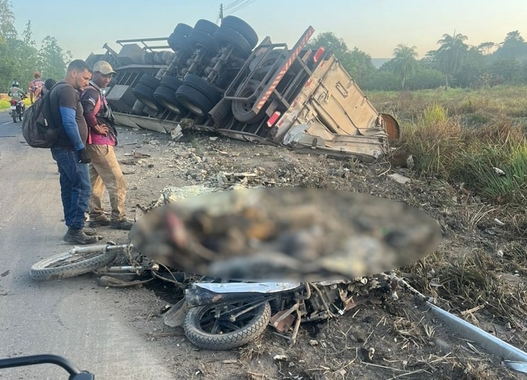 Semirreboque se solta e mata 3 motociclistas na BR-101 - Foto: Reprodução