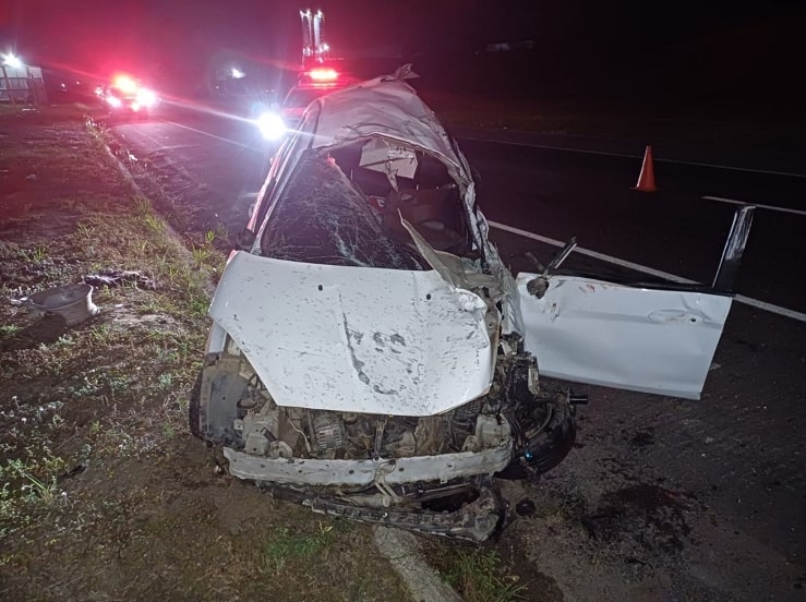 Duas pessoas ficam feridas após carro capotar na BR-232