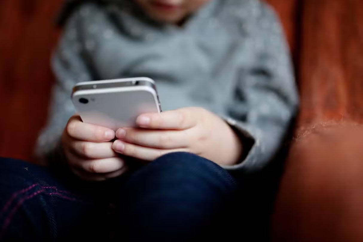 Menores de 16 anos terão que vincular redes sociais ao perfil dos pais no Brasil