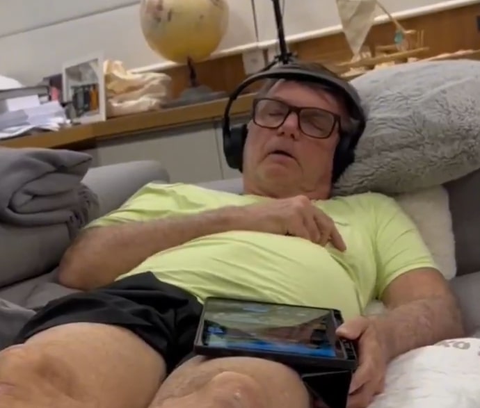 Carlos divulga vídeo de Jair Bolsonaro soluçando durante o sono: 'doloroso demais' 1 Carlos divulga vídeo de Jair Bolsonaro soluçando durante o sono: 'doloroso demais'