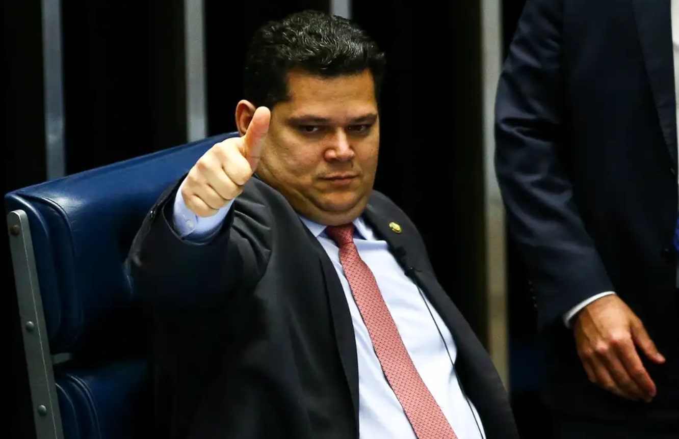 Alcolumbre pauta PL da Dosimetria apesar de pressão por adiamento