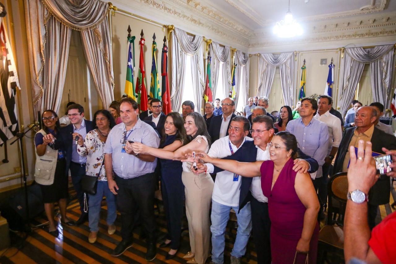 Ao lado de Raquel Lyra, Miguel entrega 45 novos veículos ao IPA