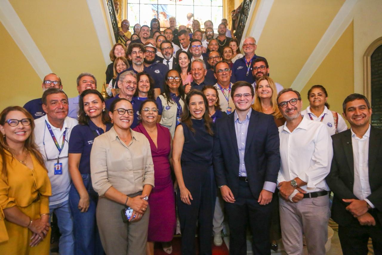 Ao lado de Raquel Lyra, Miguel entrega 45 novos veículos ao IPA