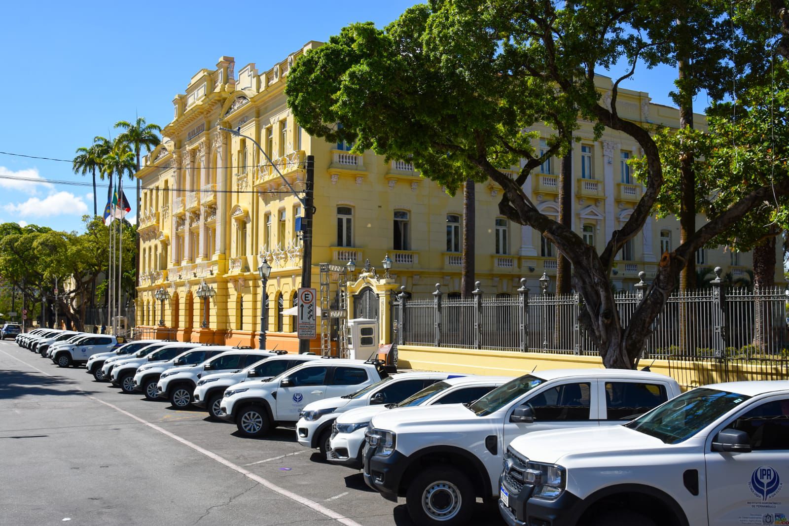 Ao lado de Raquel Lyra, Miguel entrega 45 novos veículos ao IPA