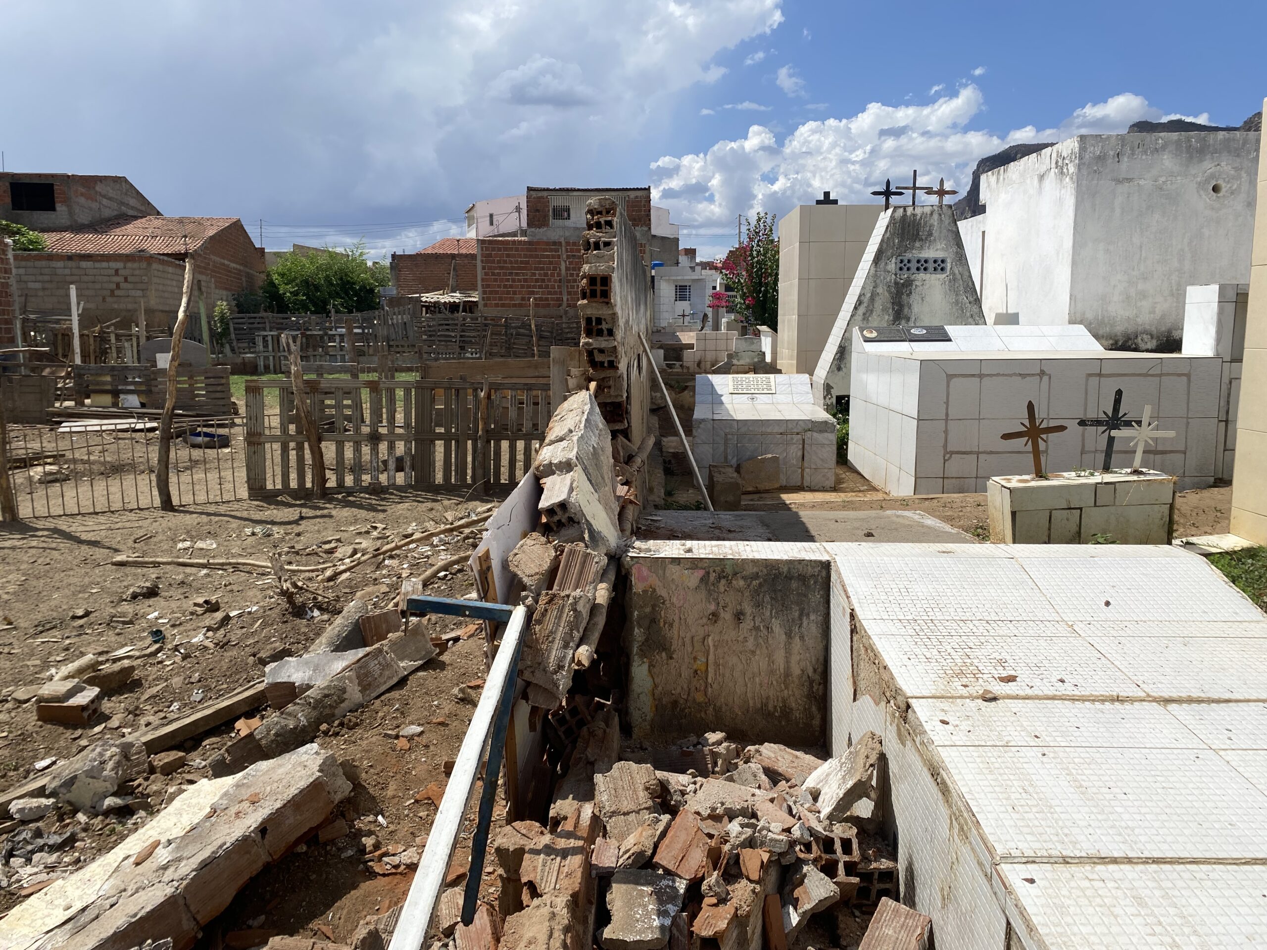 Queda de muro expõe caos instalado no cemitério de Serra Talhada