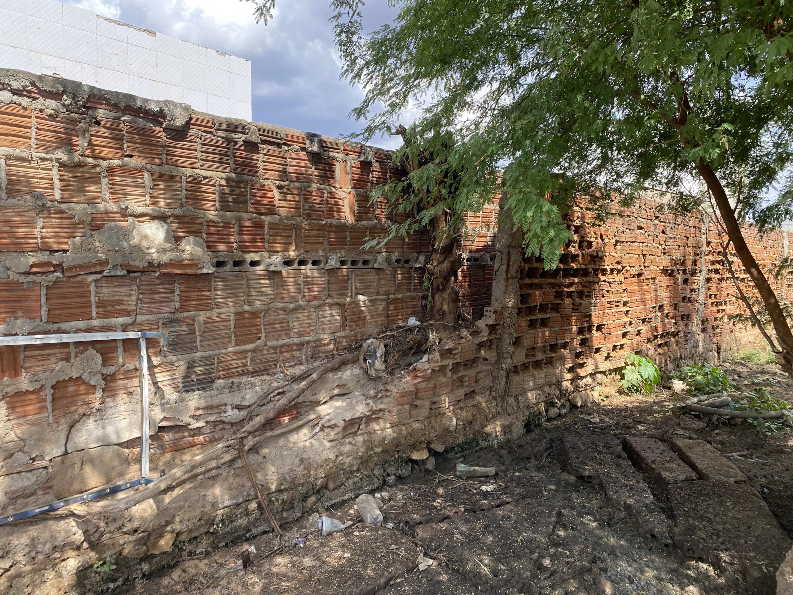 Queda de muro expõe caos instalado no cemitério de Serra Talhada