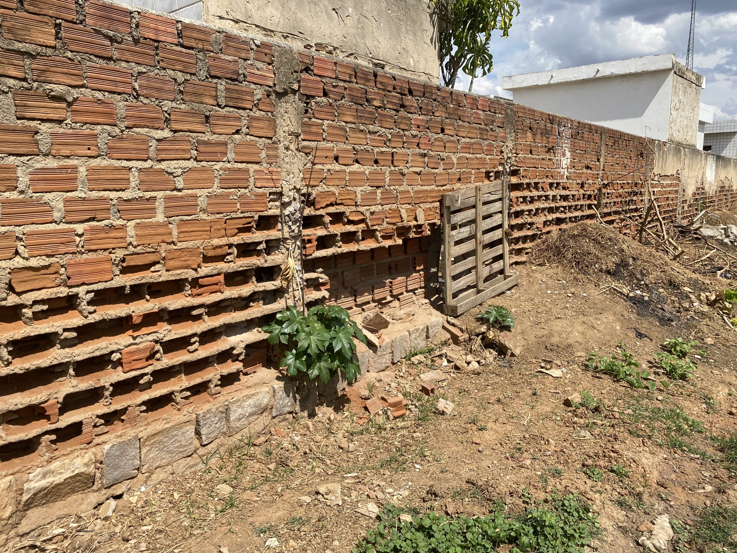 Queda de muro expõe caos instalado no cemitério de Serra Talhada
