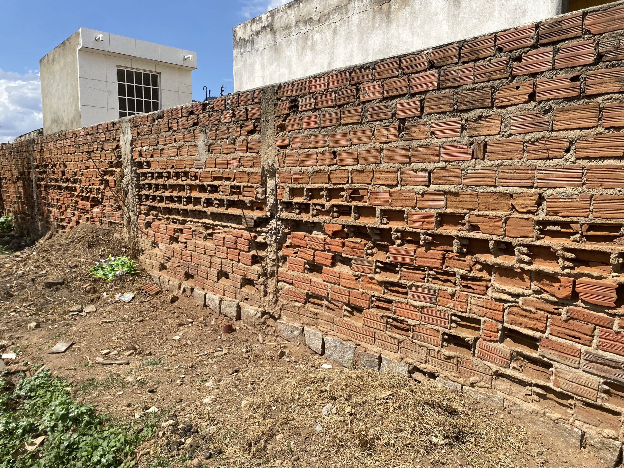 Queda de muro expõe caos instalado no cemitério de Serra Talhada