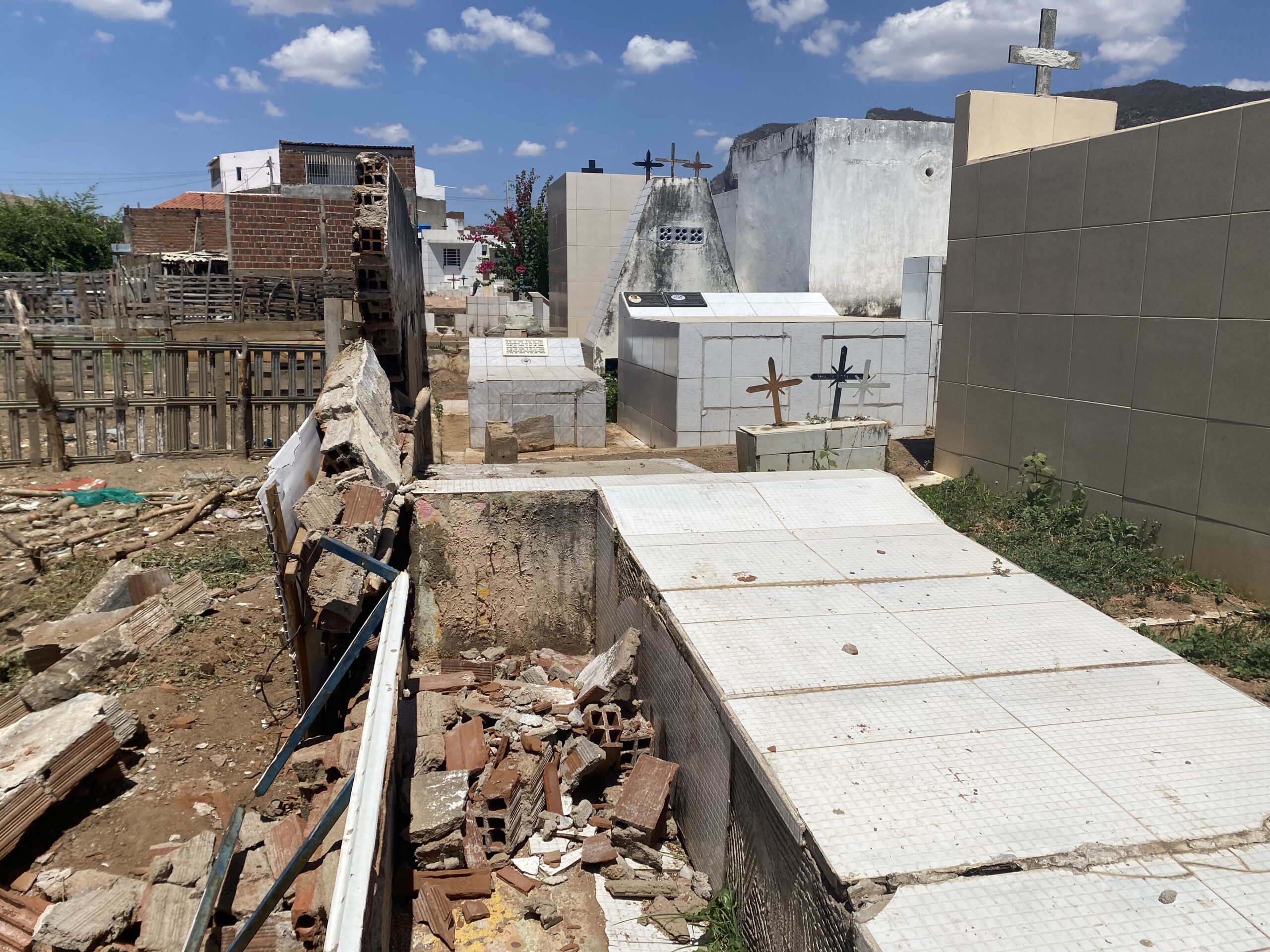 Cemitério de Serra Talhada continua sem cuidados e secretários silenciam