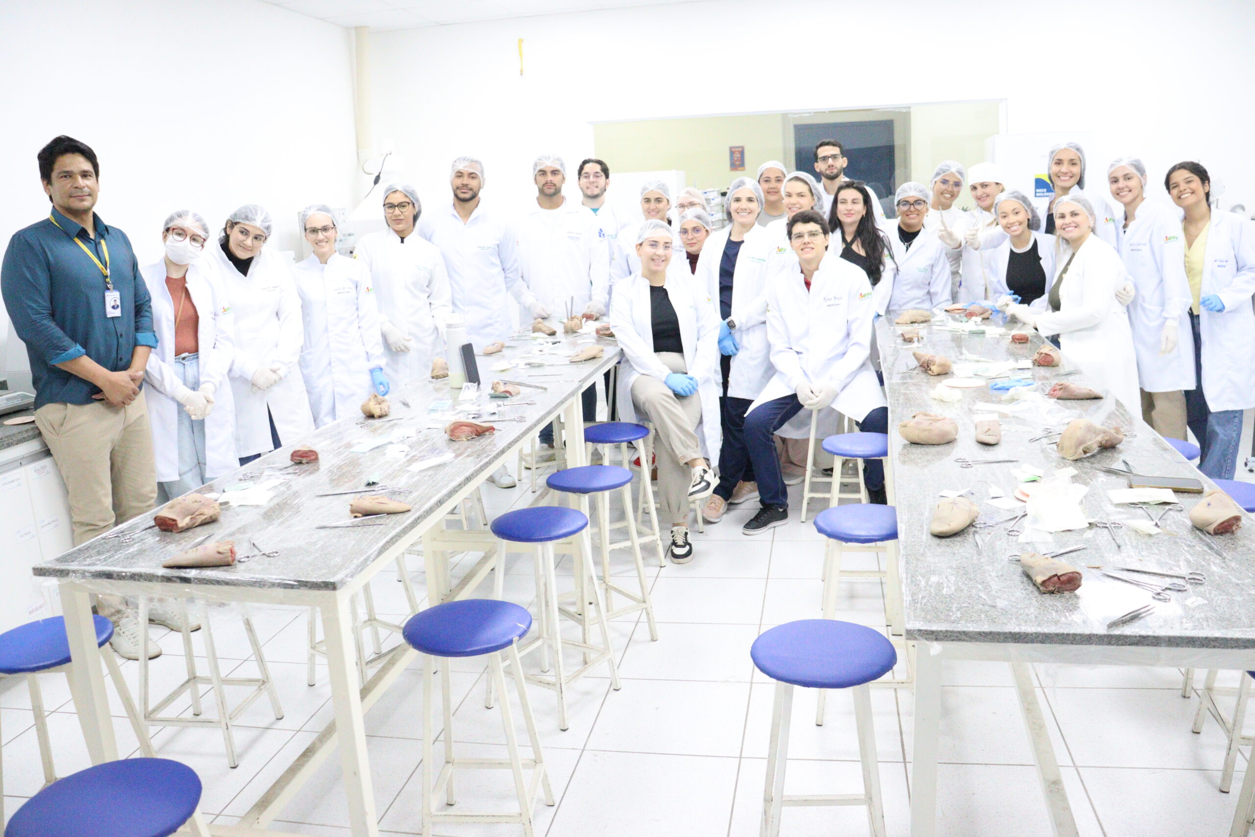 Professor ministra curso de sutura de peles e encanta acadêmicos em ST