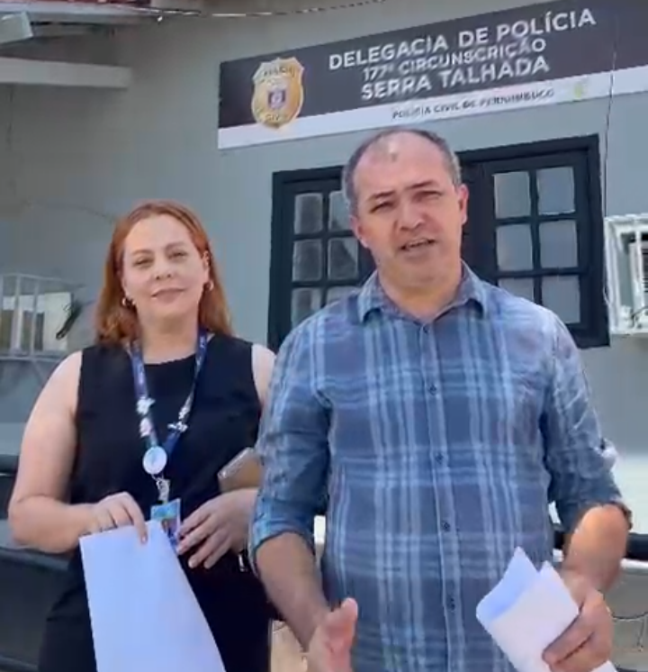 Vandinho da Saúde e Ákila Monique prestam queixa na Delegacia de Polícia Civil