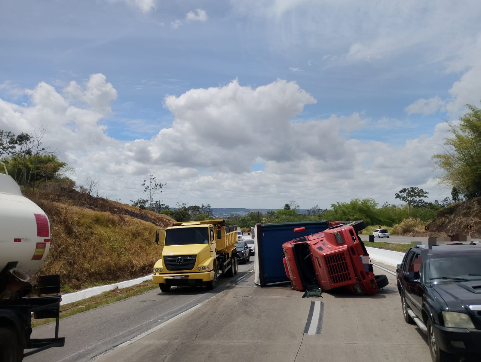 Motorista perde controle e tomba caminhão na BR-101 - Foto: Divulgação