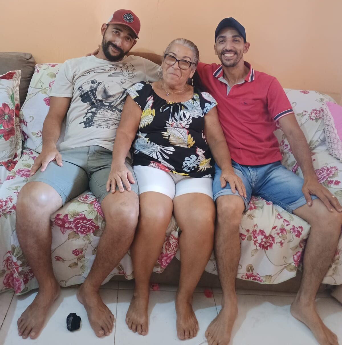 Mãe do estado de Rondônia procura filho que pode estar em Serra Talhada 1 Dona Maria, Rialo e um de seus irmãos. Foto: Arquivo Pessoal
