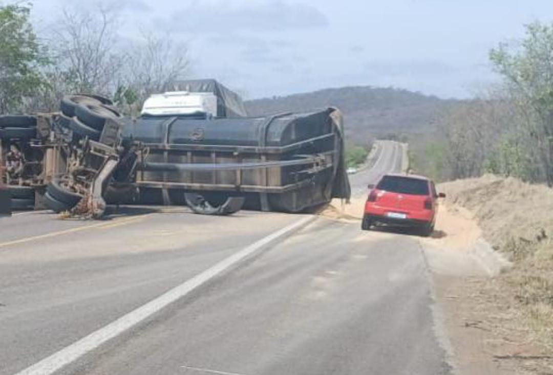 Caminhão carregado de soja capota na BR-232, em Serra Talhada 1 Caminhão carregado de soja capota na BR-232, em Serra Talhada