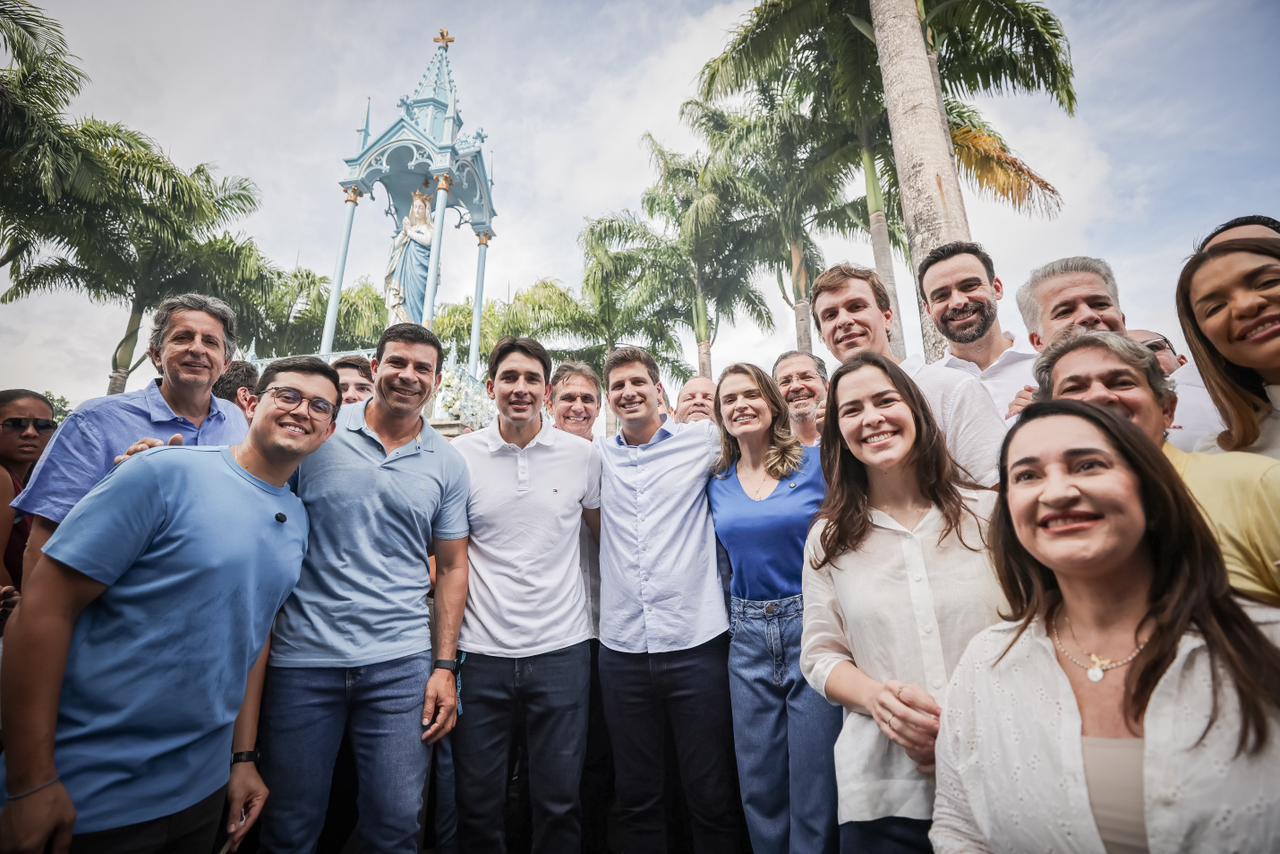 João Campos sobe o Morro da Conceição com aliados 1 João Campos sobe o Morro da Conceição com aliados - Foto: Divulgação