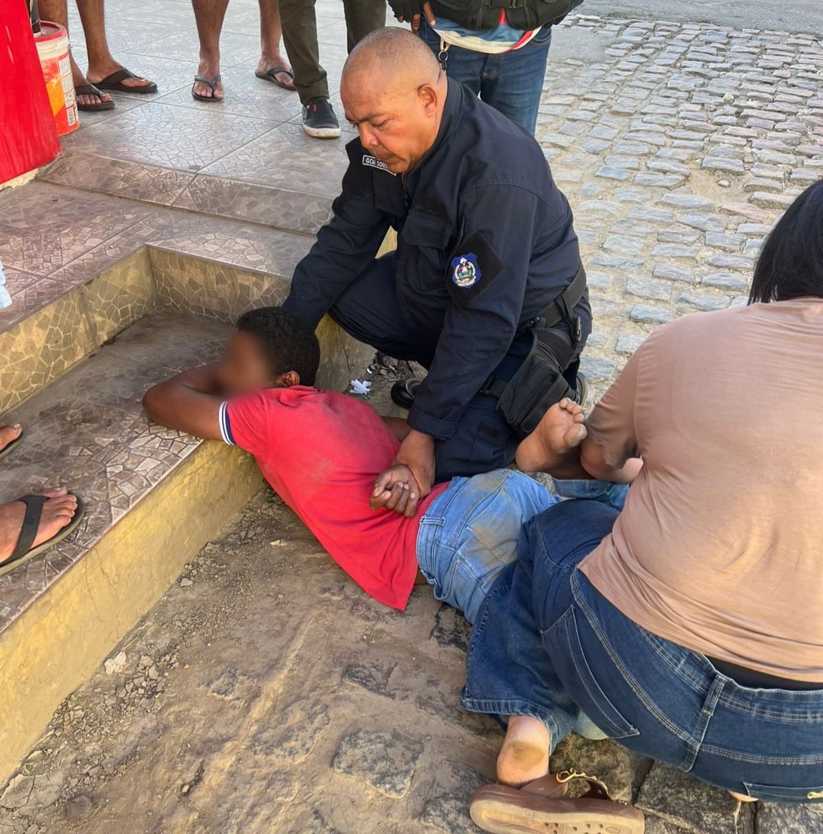 Pai e filha imobilizam homem fazendo gestos obscenos para criança em ST