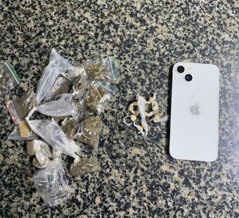 PM prende foragido da Justiça e apreende drogas e arma