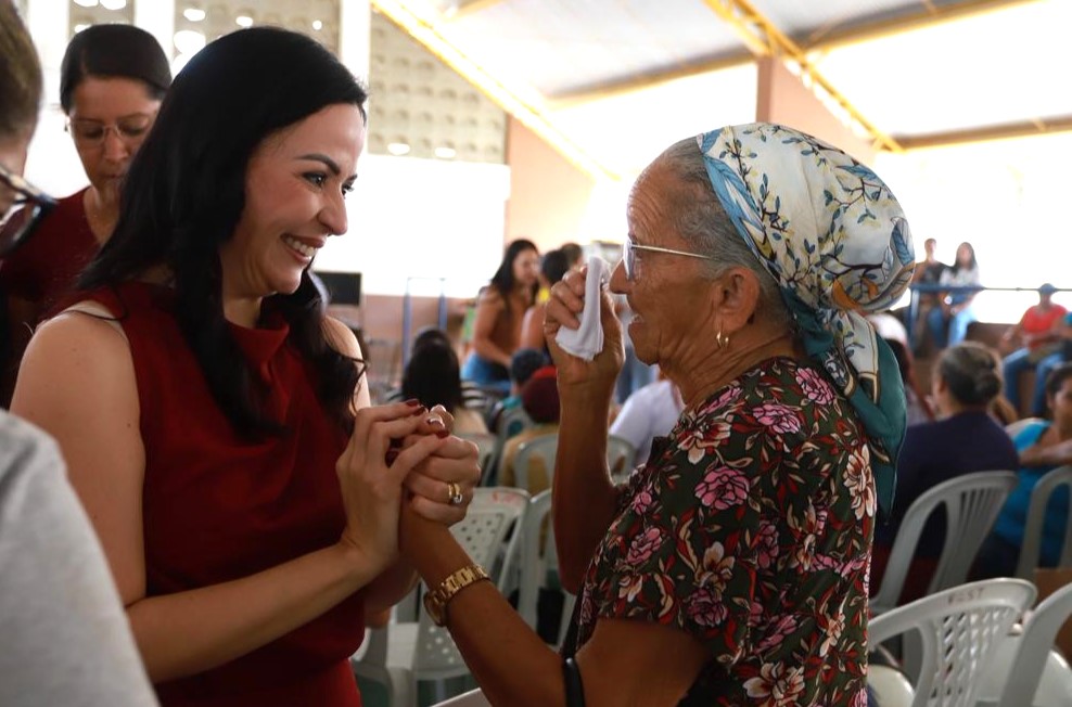 Márcia participa das assinaturas dos contratos do Vanete Almeida 1 Márcia participa das assinaturas dos contratos do Vanete Almeida