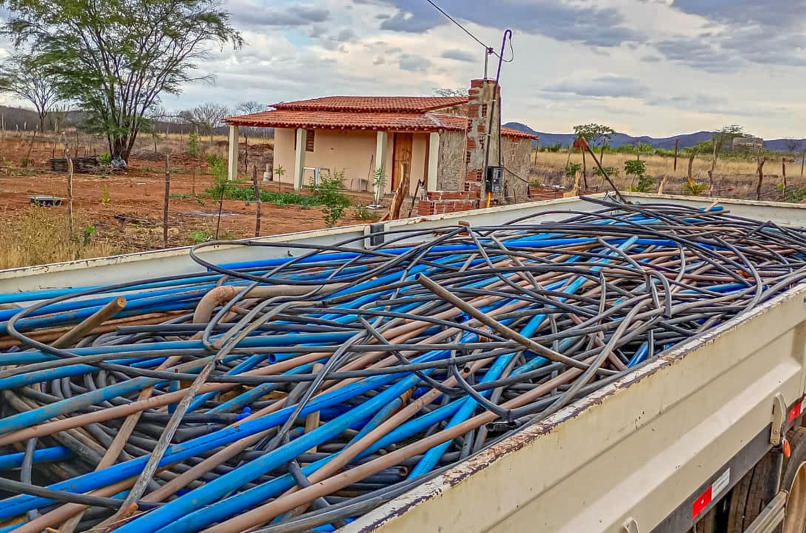 Compesa e polícia atuam no combate ao furto de água em Serra Talhada 1 Compesa e polícia atuam no combate ao furto de água em Serra Talhada