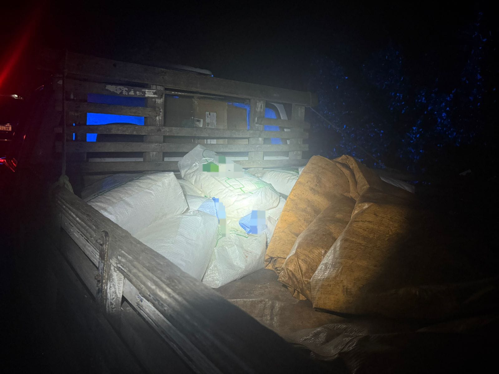 PRF detém suspeitos de saquear carga de caminhão 1 Fotos: Divulgação/PRF