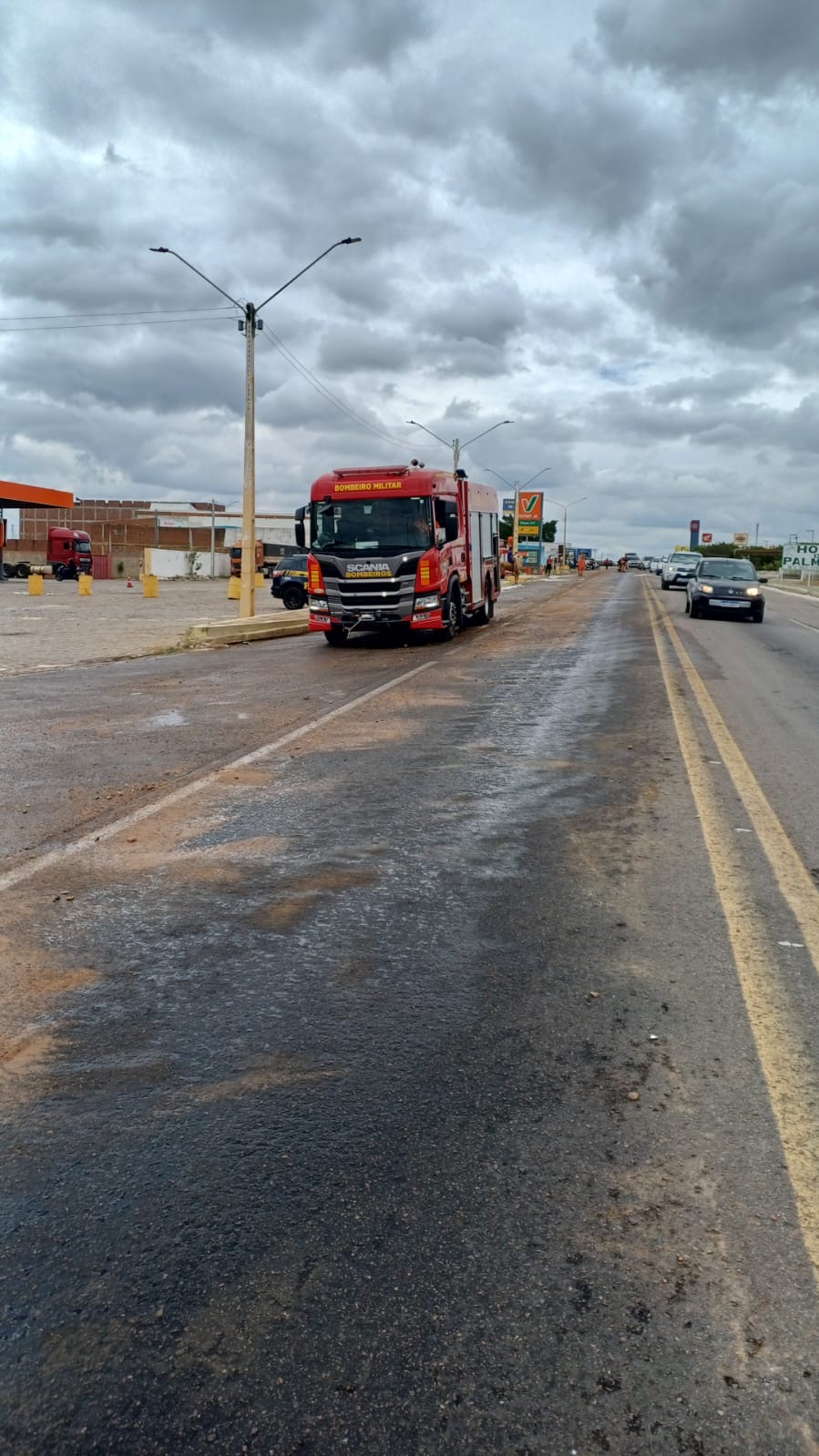 Óleo espalhado na pista acaba interditando BR-232 em Serra Talhada