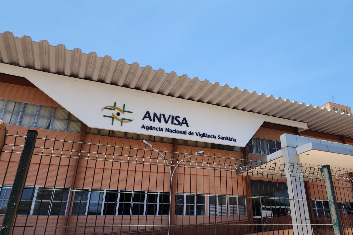 Anvisa proíbe glitter e folhas de ouro vendidos como comestíveis