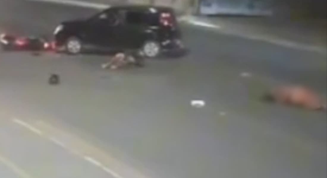 Mulher morre após ser arremessada de moto em colisão