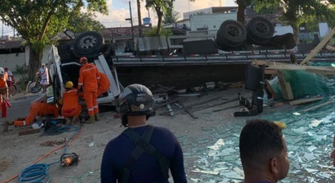 Motorista morre após caminhão carregado de vidros capotar 1 Motorista morre após caminhão carregado de vidros capotar