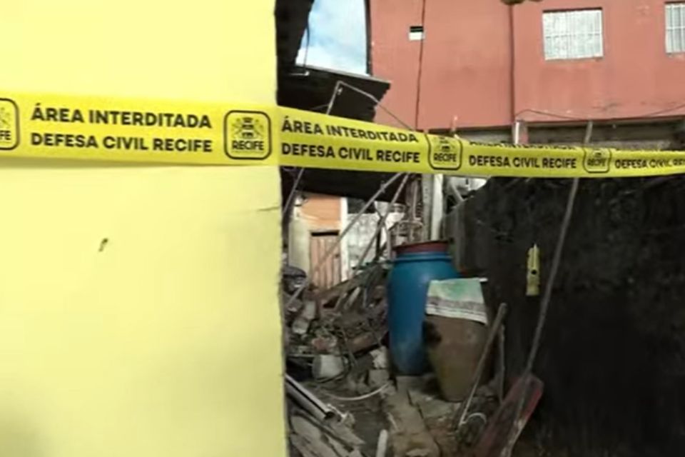 Explosão destrói casa e deixa idosa ferida no Recife
