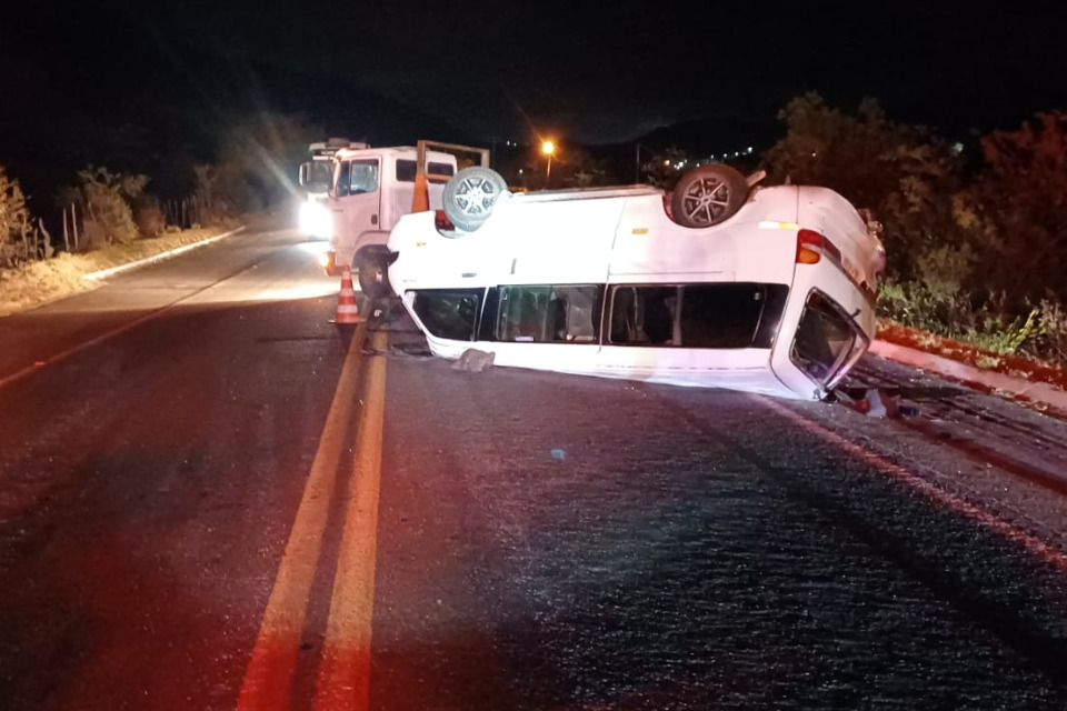 Van com 11 pessoas da mesma família capota na BR-232