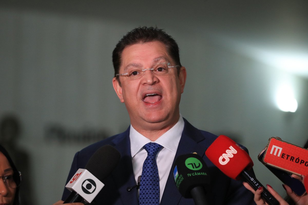 PF encontra R$ 430 mil em espécie na residência do líder do PL, Sóstenes Cavalcante