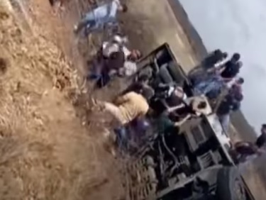 Ônibus com cerca de 45 estudantes tomba e deixa feridos - Foto: Reprodução/Redes Sociais