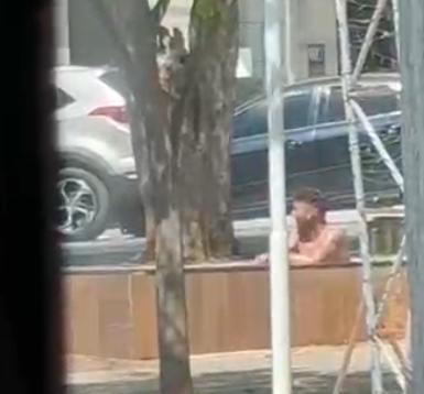Homem é flagrado tomando banho em fonte, no centro de ST