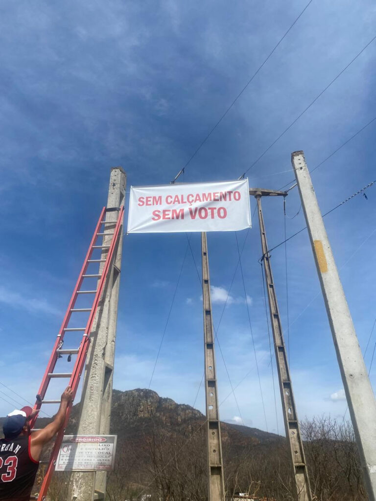 População realiza protesto em Serra Talhada: "Sem calçamento, sem voto" 1 População realiza protesto em Serra Talhada: "Sem calçamento, sem voto"