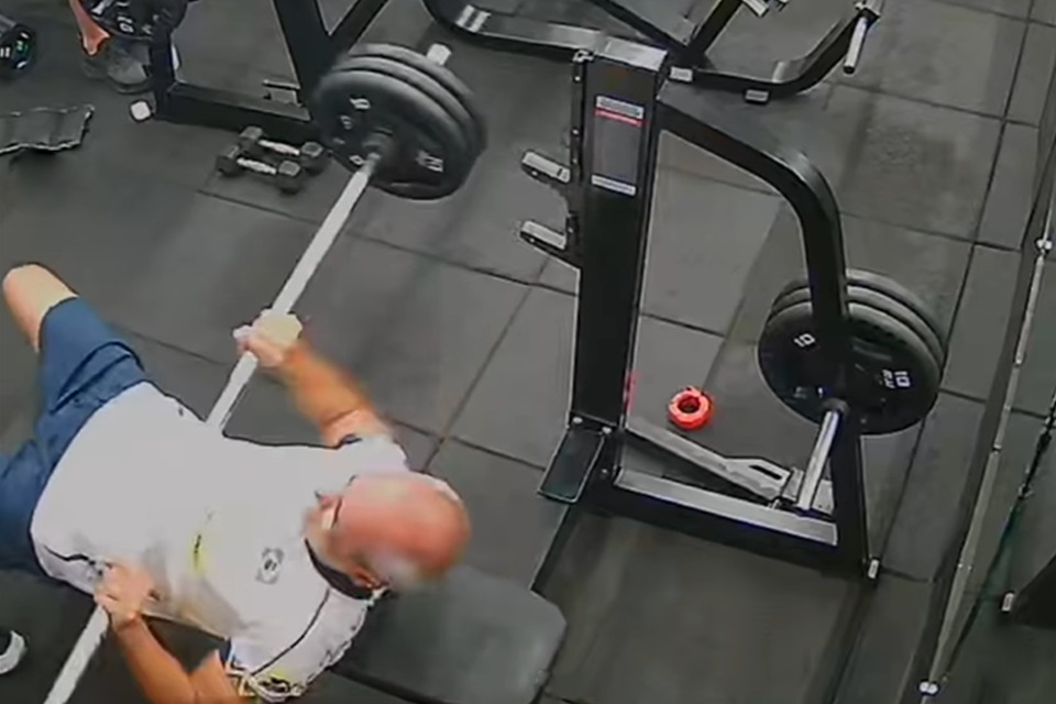 Vídeo: Homem morre após barra cair sobre ele em academia - Foto: Reprodução/Redes Sociais