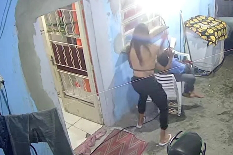 Mulher trans mata ex-companheira a facadas enquanto vítima segurava filho