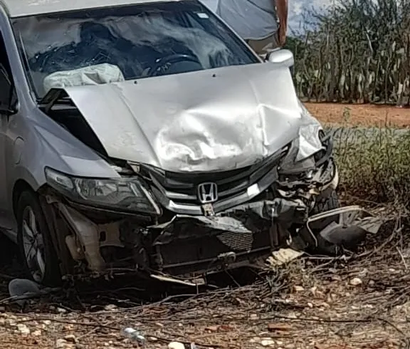 Lombada sem sinalização provoca acidente em Floresta, no Sertão