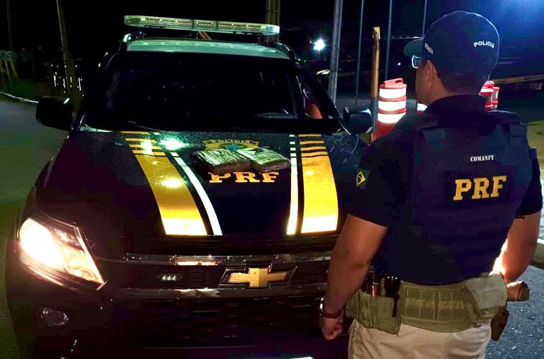 Passageira de ônibus é detida em ST com 2 Kg de 'supermaconha' 1 Passageira supermaconha