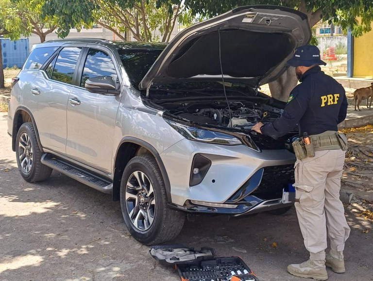 Carro de luxo roubado é recuperado nesta 5ª perto de ST 1 carro de luxo