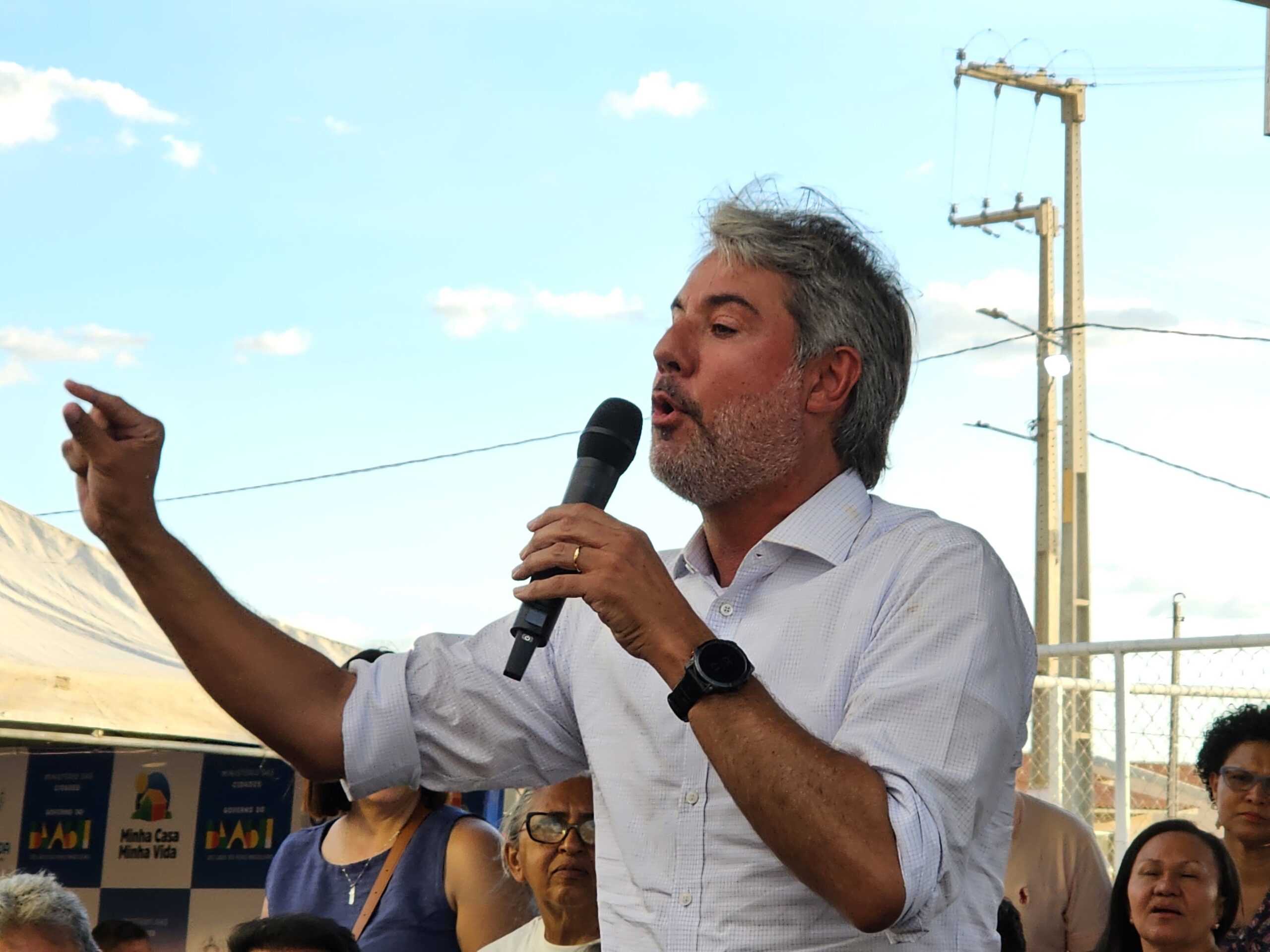 Deputado de Márcia agradece a Raquel Lyra e ignora vaias em Serra Talhada