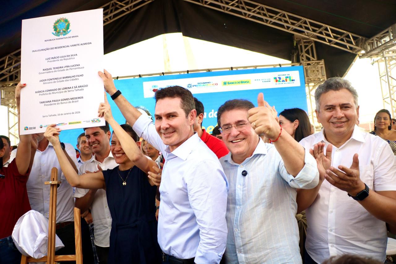 Duque participa da entrega do Vanete Almeida iniciado em sua gestão