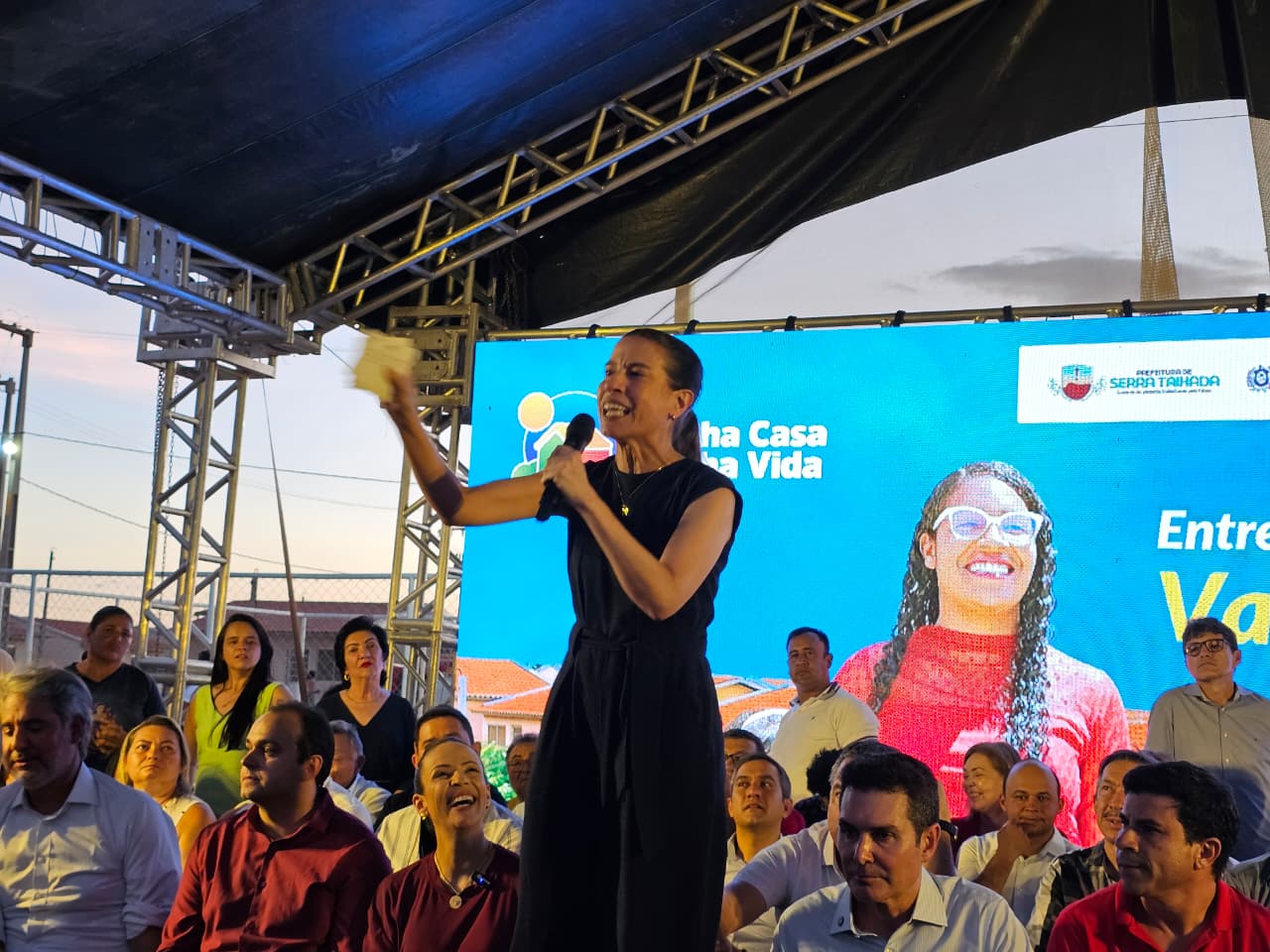 Raquel recebe vaias orquestradas e mantém postura de trabalho em ST