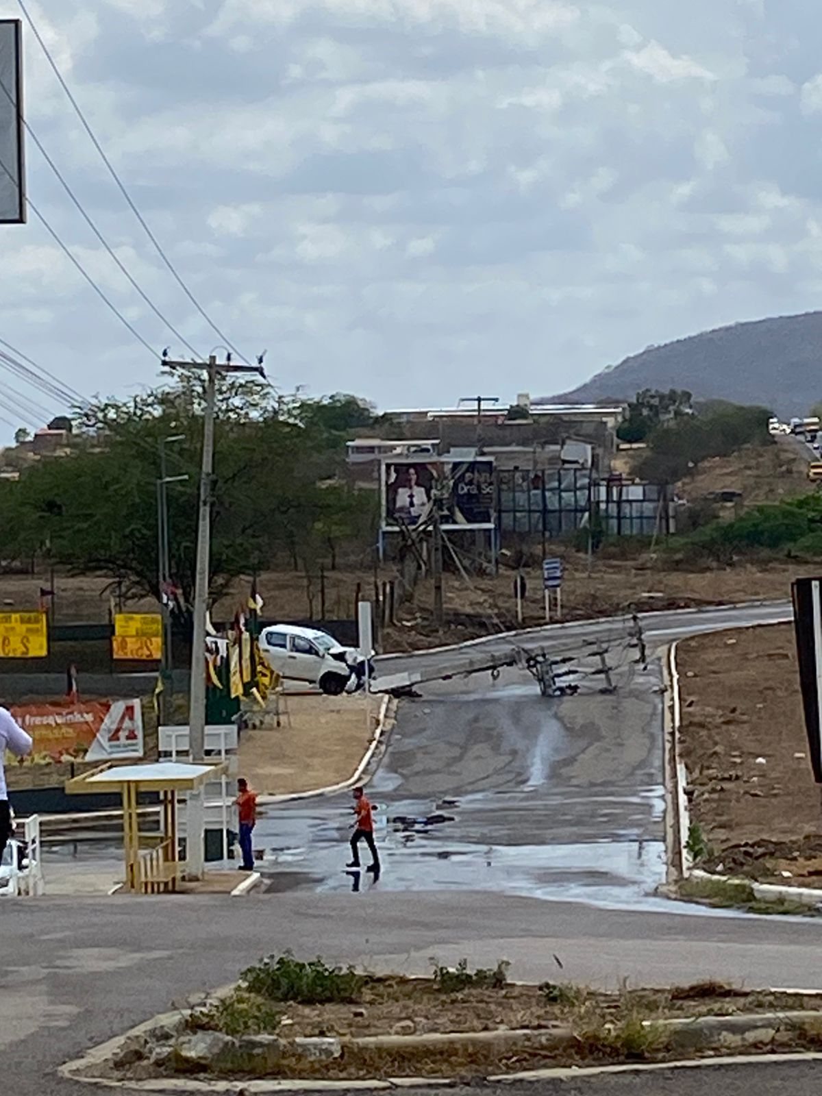Carro bate forte em poste da BR-232, em Serra Talhada, e causa 'apagão'