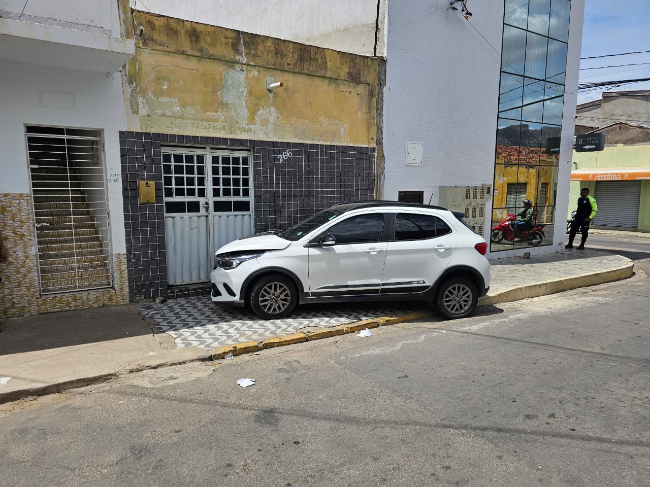 Carro colide contra parede de casa no Centro de ST 1 Carro acidente muro