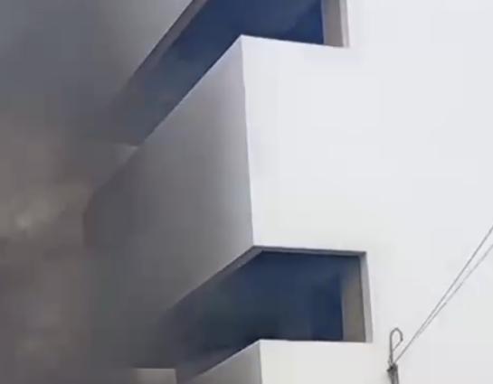 Bombeiros agem para conter incêndio em prédio da Rua 11 na Cohab