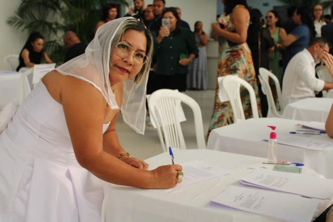 Professora vai vestida de noiva a posse em concurso público: 'Casei com a Educação'